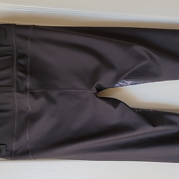 Under Armour gray with pink design size medium leggings - Picture 10 of 11